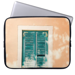 Geschlossene grüne Holztür Laptopschutzhülle