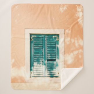 Geschlossene grüne Holztür Sherpadecke