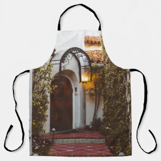 GESCHLOSSENE HOLZTÜR AM TAG SCHÜRZE