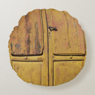Geschlossener Holzschrank Rundes Kissen