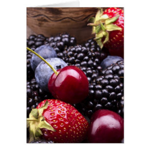 Geschmackvolle Sommer-Früchte auf einer hölzernen