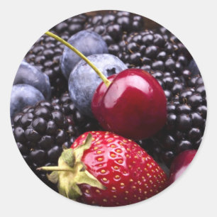 Geschmackvolle Sommerfrüchte auf einem Holztisch Runder Aufkleber