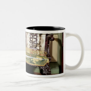Geschnitztes Sofa, mit dem Tapisseriesitz, ähnlic Zweifarbige Tasse