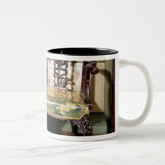 Geschnitztes Sofa, mit dem Tapisseriesitz, ähnlich Zweifarbige Tasse (Rechts)