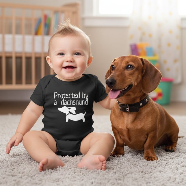 Geschützt durch baby strampler (Funny Dachshund newborn baby outfit - Protected by a dachshund - great baby shower gift)