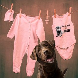 Geschützt durch Bailey Pink Baby Strampler