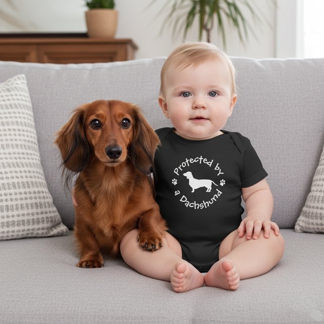 Geschützt durch eine Dackel - Dackel Baby Outfit Strampler (Protected by a dachshund - funny baby shower doxie gift)