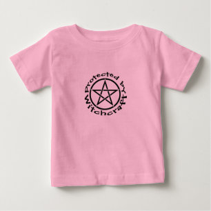 Geschützt durch Hexerei heidnisches Wiccan Baby T-shirt