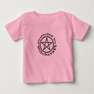 Geschützt durch Hexerei Pagan Wiccan Kleinkind Shi Baby T-shirt