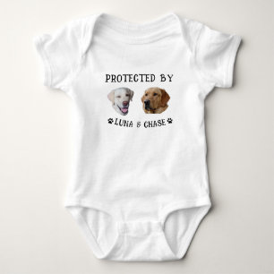 Geschützt durch Hunde Personalisierte Hunde Name F Baby Strampler