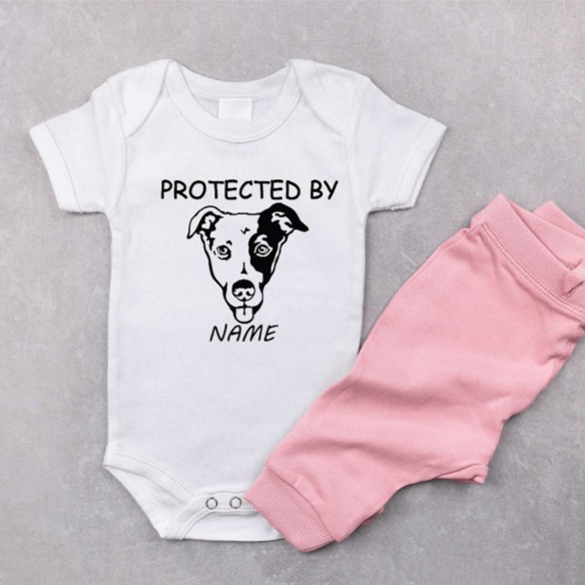 Geschützt durch Hunde Personalisierter Baby-Bodysu Baby Strampler (Von Creator hochgeladen)