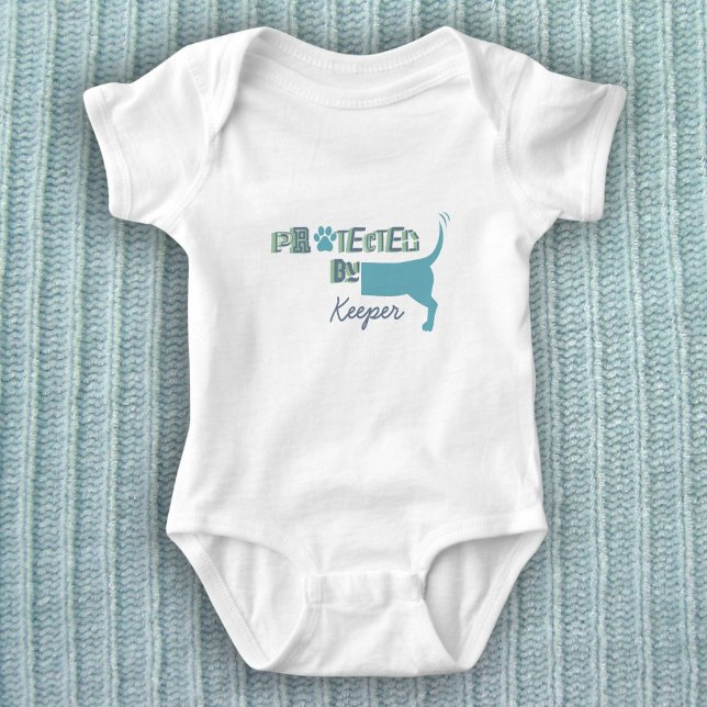 Geschützt durch Hundenname Niedlicher Baby Bodysui Baby Strampler ("Protected By" baby bodysuit for your newborn can be customized with your dog's name!)