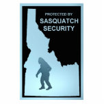 Geschützt durch Sasquatch Security - Idaho Fotoskulptur Magnet<br><div class="desc">Enthält die dunkle Silhouette eines Sasquatch (Bigfoot) auf einem pulvrigen, blauen Hintergrund, der von der Kontur von Idaho umgeben ist, zusammen mit dem Textlesen "GESCHÜTZT DURCH SASQUATCH SICHERHEIT". Mit Sasquatch Security sichern Sie Ihr Haus und Ihre Wertsachen. Unantastbare Sicherheit - wie Sasquatch so selten zu sehen ist, wird man kaum...</div>