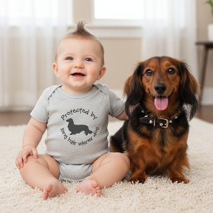 Geschützt von einem Langhaar-Wiener-Dog-Baby-Outfi Baby Strampler