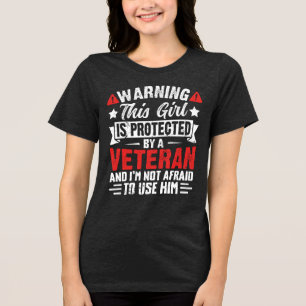 Geschützt von einem stolzen Veteranen Tochter Tri-Blend Shirt