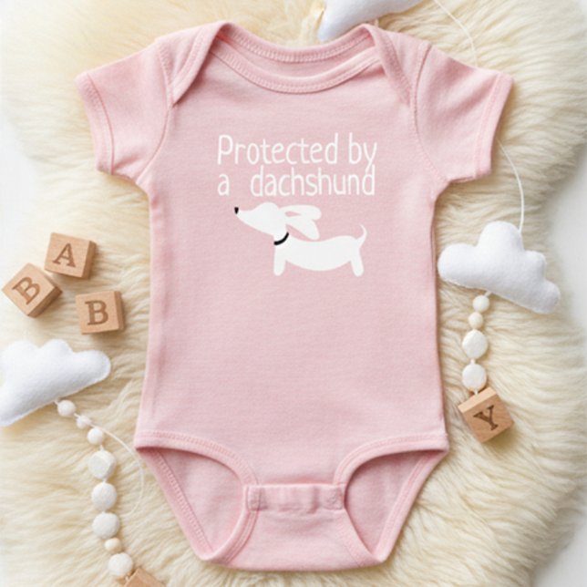 Geschützt von einer Dackel Baby Girl Outfit Baby Strampler (Protected by a dachshund for a baby gift)