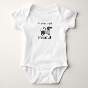 Geschützt von Peanut (Name) Dachshund Baby Strampler