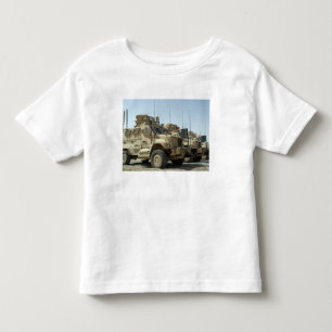 Geschütztes Fahrzeug MaxxPro Bergwerkes Kleinkind T-shirt