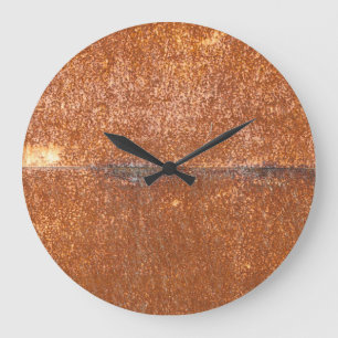 Geschweißtes altes Metall, Rosttextur. Große Wanduhr
