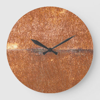 Geschweißtes altes Metall, Rosttextur. Große Wanduhr