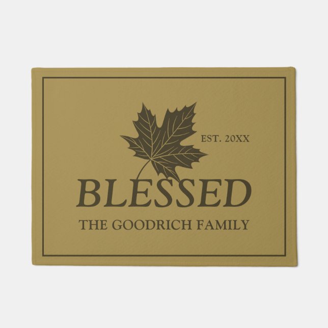 Gesegnet mit Ahornblättern und Individuelle Name.  Fußmatte (Vorderseite)