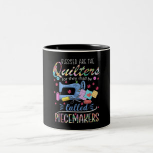 Gesegnete Quilters-Piecemakers, die das Nähen bee Zweifarbige Tasse