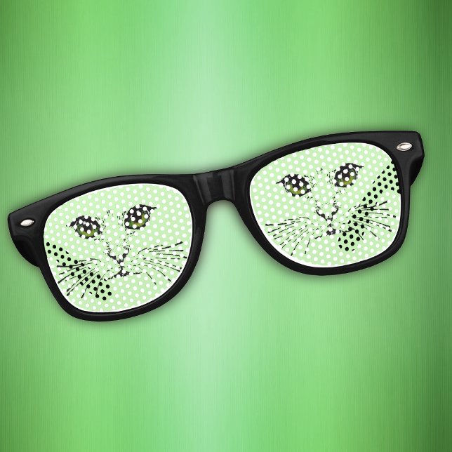 Gesicht der Katze in schwarzen grünen Augen Whiske Partybrille (Cute cat face with dark green eyes long whiskers on light green background on retro party glasses.)