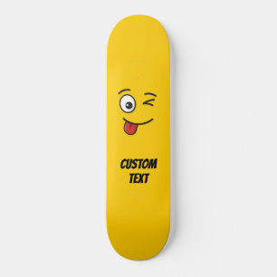 Gesicht mit herausgestreckter Zunge und zwinkernde Skateboard