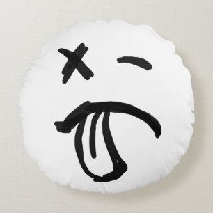 Gesicht mit schwarzem Auge und Zungenstich Rundes Kissen