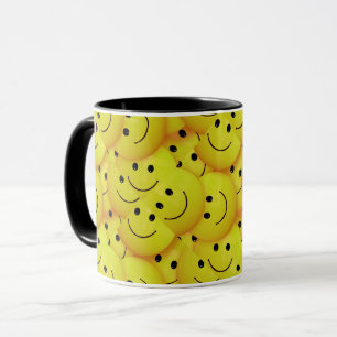 Gesichter überall, lächelnde Gesichter, Tasse