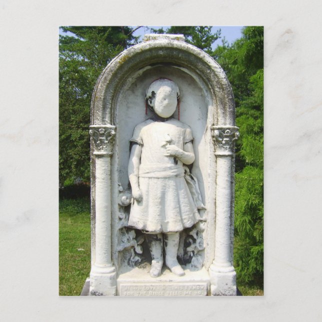 Gesichtslos unter den Feldern der toten Postkarte (Vorderseite)