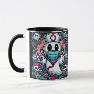 Gespielte Geistergurse in Maske und Hut: Halloween Tasse
