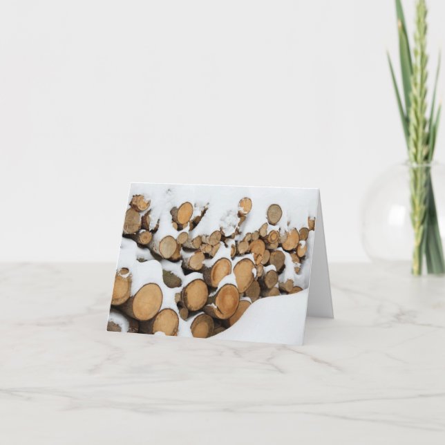 Gestapelte Feuerholz im Schnee Feiertagskarte (Vorderseite)