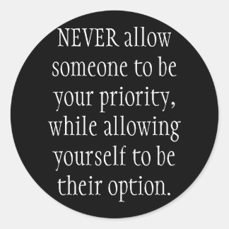 Gestatten Sie niemals, dass jemand Ihre Priorität  Runder Aufkleber