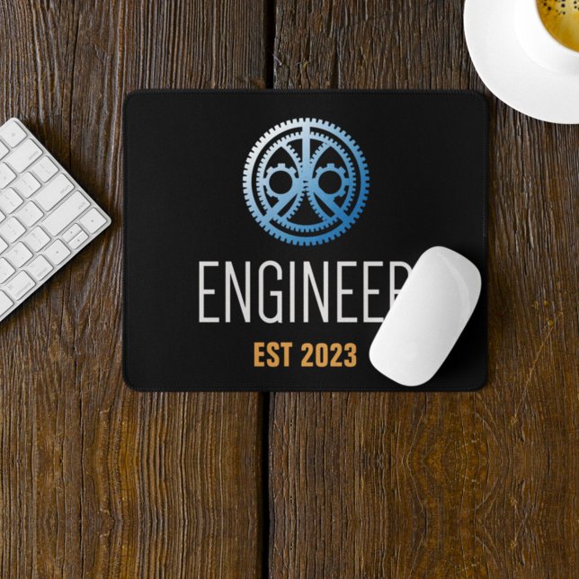 Gestellte Ingenieurin , Ingenieurstudium nach Maß Mousepad (Von Creator hochgeladen)