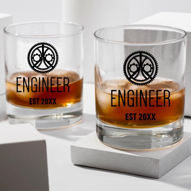 Gestellte Ingenieurin , Ingenieurstudium nach Maß Whiskyglas (Von Creator hochgeladen)