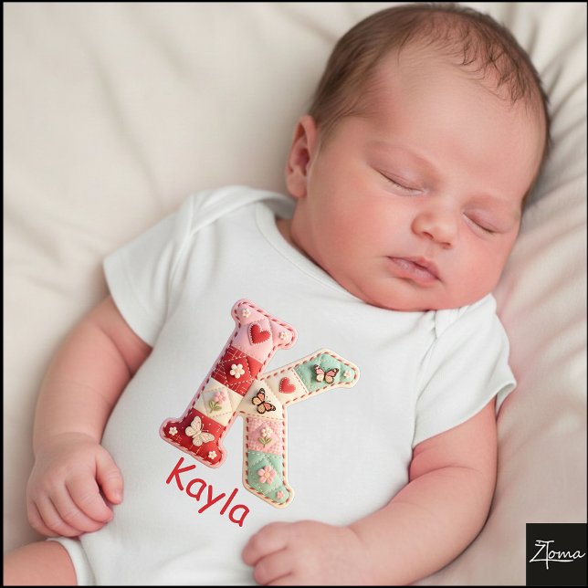 Gesteppter Patchwork-Initialbuchstabe K Kinderzimm Baby Strampler (This is a sample design. There are several models to choose from, with the name and color changed.)