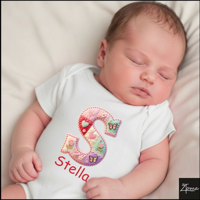 Gesteppter Patchwork-Initialbuchstabe S Kinderzimm Baby Strampler (This is a sample design. There are several models to choose from, with the name and color changed.)