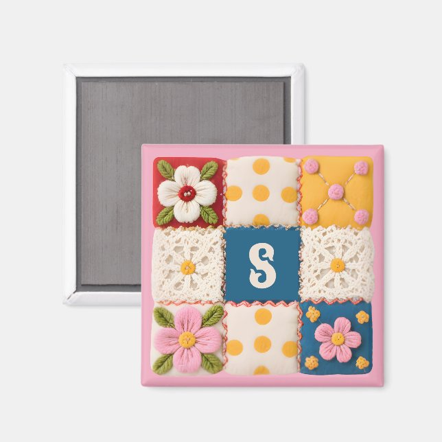 Gestickter Spitzen- und Blumenmonogramm-Quiltblock Magnet (Vorderseite/Rückseite)