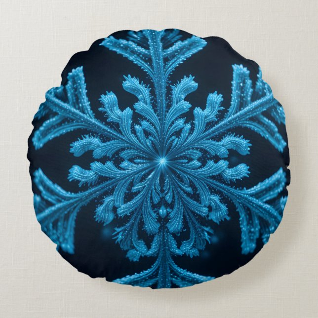 Gestreifte Eleganz: Intricate Blue Snowflake Desig Rundes Kissen (Vorderseite)