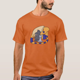 Gestreifter süßer Drache, der sich um Schachfigure T-Shirt