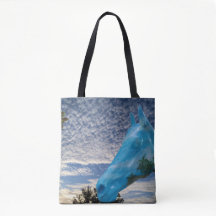 Gestreiftes Pferd und früherer Morgenhimmel auf ei