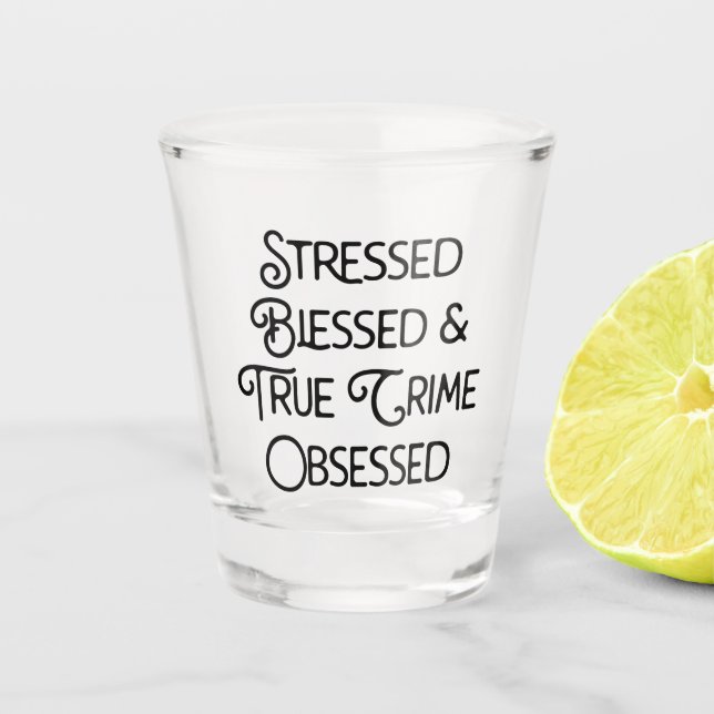 Gestresste gesegnete und wahre Kriminalität besess Schnapsglas (Vorderseite)