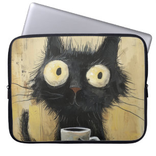 Gestresste schwarze Katze mit Kaffee auf grungigem Laptopschutzhülle