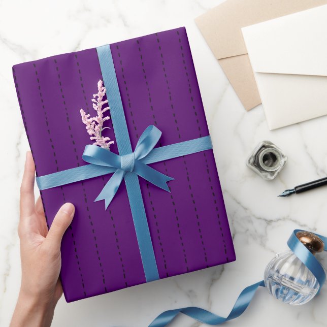 Gestrichelte Linien auf dunklem Lila Geschenkpapier (Schenken)