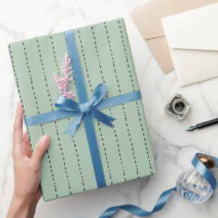 Gestrichelte Linien auf hellgrünem Salbei Geschenkpapier