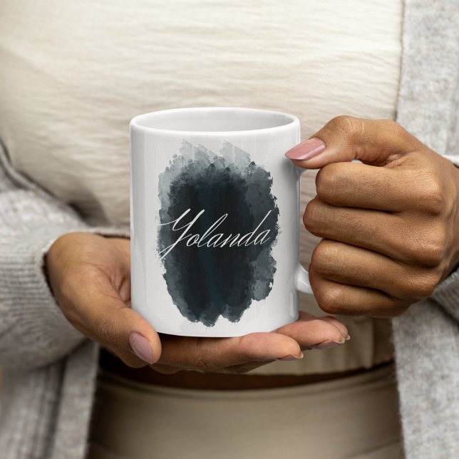 Gestricke Unterschrift fett Kaffeetasse (“Coffee mug with bold script signature across watercolor ink smear and modern brushstroke detail.”)