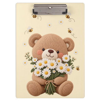 Gestrickter Teddybär mit Gänseblümchenstrauß und s Klemmbrett