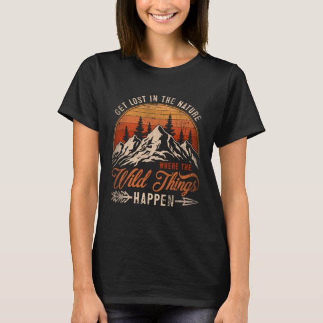 Get Lost In Nature Where Wild Things Happen Campin T-Shirt (Vorderseite)