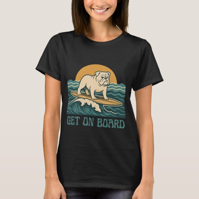 Get On Board Surfer Dog Retro Art -Bulldog Surfing T-Shirt (Vorderseite)